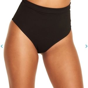 Iheartraves Ultra high rise booty shorts in black!